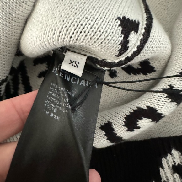Men’s Balenciaga Sweater-  XS. Fits like a women’s Medium.SCAMMERS I WONT TEXT U - Picture 6 of 6